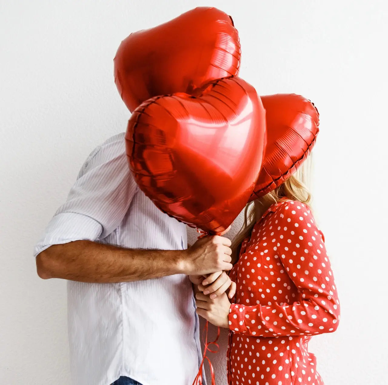 Globos con helio para enamorar en La Coruña, ramo de 7 corazones rojos inflados con helio, una forma única de expresar tu amor.