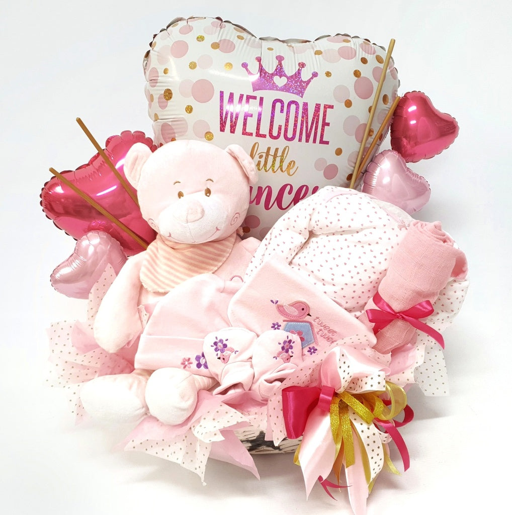 Cesta con globos, peluche y regalos para dar la bienvenida al nuevo bebé